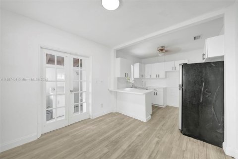 Купить виллу или дом в Майами, Флорида 3 спальни, 86.68м2, № 1949624 - фото 12