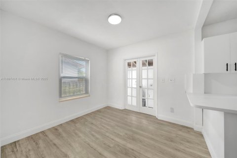 Купить виллу или дом в Майами, Флорида 3 спальни, 86.68м2, № 1949624 - фото 11