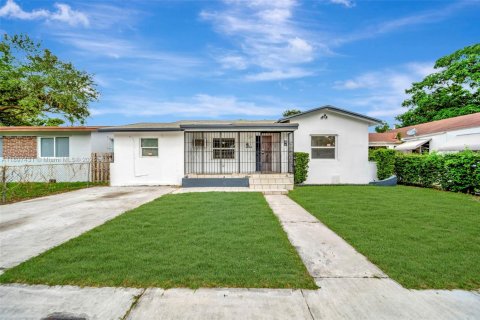 Купить виллу или дом в Майами, Флорида 3 спальни, 86.68м2, № 1949624 - фото 1