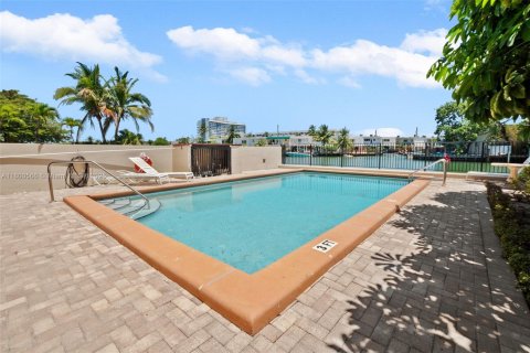 Copropriété à vendre à Miami Beach, Floride: 2 chambres, 93.92 m2 № 1940637 - photo 24