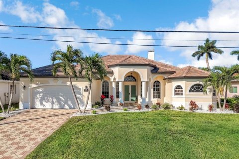 House in Cape Coral, Florida 4 bedrooms, 273.6 sq.m. № 2123576