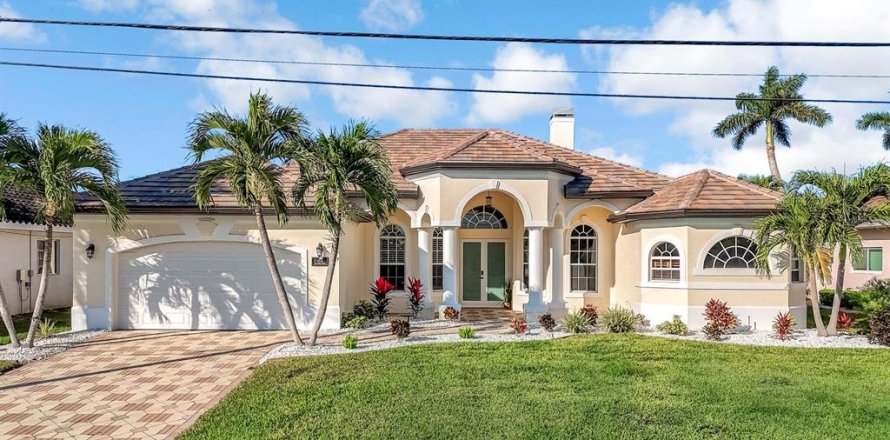 House in Cape Coral, Florida 4 bedrooms, 273.6 sq.m. № 2123576