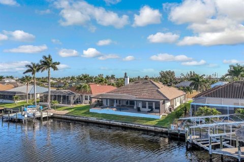 House in Cape Coral, Florida 4 bedrooms, 273.6 sq.m. № 2123576 - photo 3