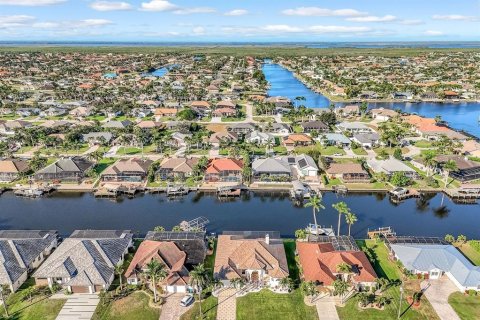 House in Cape Coral, Florida 4 bedrooms, 273.6 sq.m. № 2123576 - photo 4