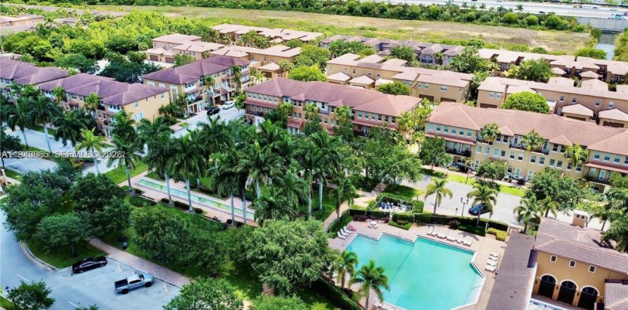 Townhouse in Pembroke Pines, Florida 3 bedrooms, 178.74 sq.m. № 2005581