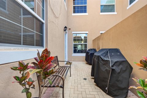 Townhouse in Pembroke Pines, Florida 3 bedrooms, 178.74 sq.m. № 2005581 - photo 26