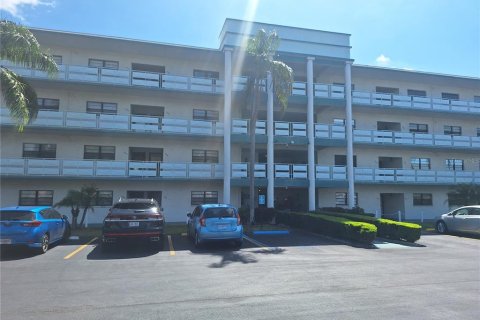 Condo in Saint Petersburg, Florida, 2 bedrooms  № 1634924 - photo 1