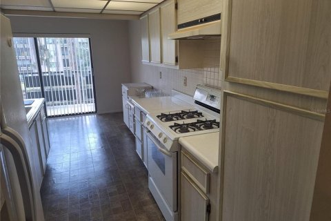 Condo in Saint Petersburg, Florida, 2 bedrooms  № 1634924 - photo 11