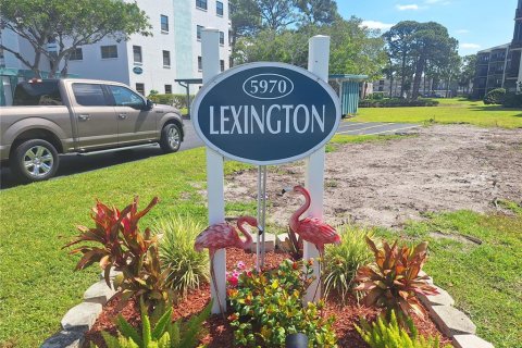Condo in Saint Petersburg, Florida, 2 bedrooms  № 1634924 - photo 2