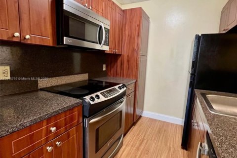 Condominio en venta en Pompano Beach, Florida, 2 dormitorios, 74.32 m2 № 2034328 - foto 3