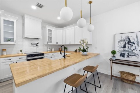 Townhouse in Tampa, Florida 3 bedrooms, 194.72 sq.m. № 2267380 - photo 5