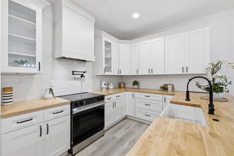 Townhouse in Tampa, Florida 3 bedrooms, 194.72 sq.m. № 2267380 - photo 6