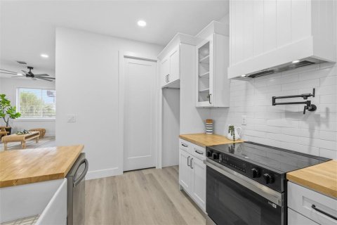 Townhouse in Tampa, Florida 3 bedrooms, 194.72 sq.m. № 2267380 - photo 8