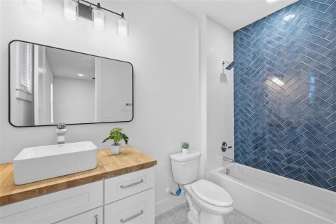 Townhouse in Tampa, Florida 3 bedrooms, 194.72 sq.m. № 2267380 - photo 21