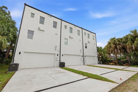 Townhouse in Tampa, Florida 3 bedrooms, 194.72 sq.m. № 2267380 - photo 23