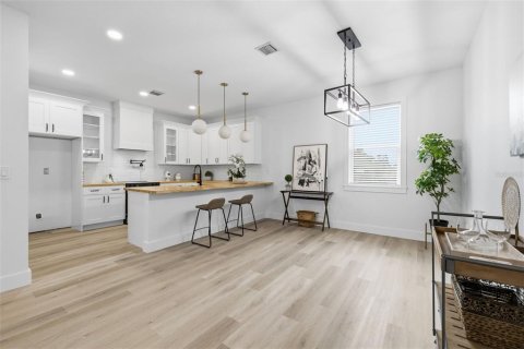 Townhouse in Tampa, Florida 3 bedrooms, 194.72 sq.m. № 2267380 - photo 4