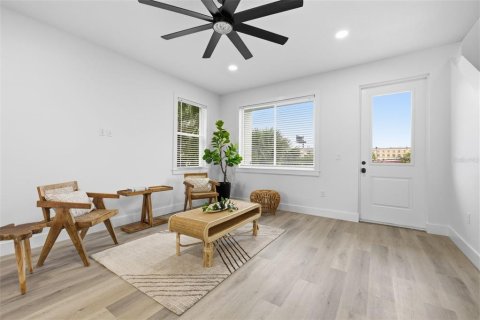 Townhouse in Tampa, Florida 3 bedrooms, 194.72 sq.m. № 2267380 - photo 11