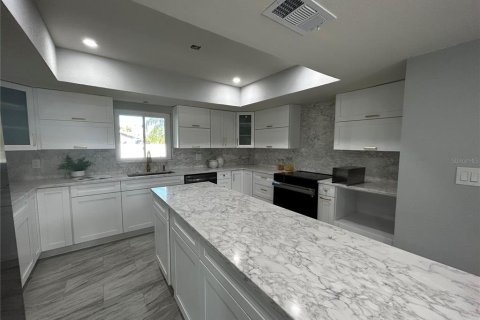 Casa en venta en New Port Richey, Florida, 4 dormitorios, 244.05 m2 № 2121062 - foto 4