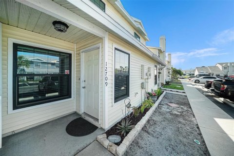 Townhouse in Tampa, Florida 2 bedrooms, 106.19 sq.m. № 1514573 - photo 2