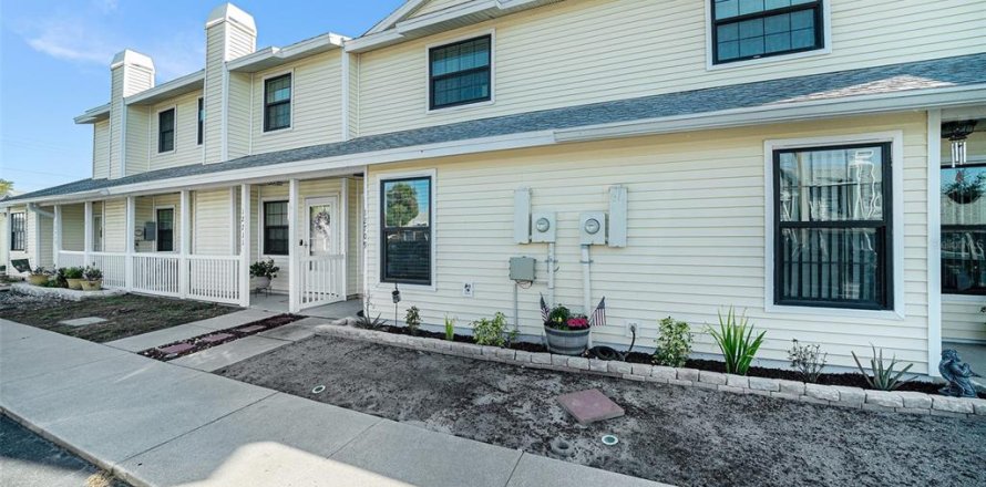 Townhouse in Tampa, Florida 2 bedrooms, 106.19 sq.m. № 1514573