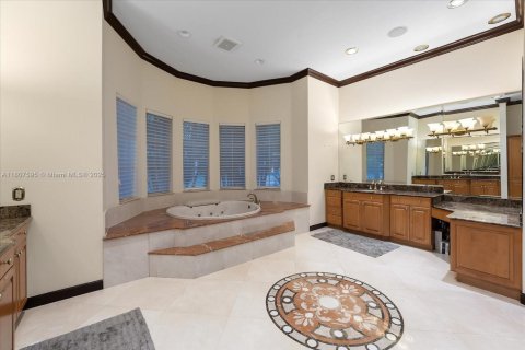Casa en venta en Miami, Florida, 6 dormitorios, 1070.23 m2 № 1874689 - foto 24