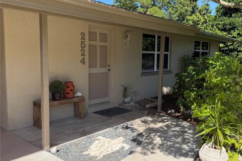 Villa ou maison à vendre à Sarasota, Floride: 2 chambres, 100.52 m2 № 2437263 - photo 2