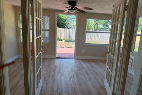 Villa ou maison à vendre à Sarasota, Floride: 2 chambres, 100.52 m2 № 2437263 - photo 9