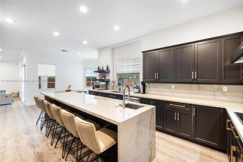 House in Miami, Florida 4 bedrooms, 398.83 sq.m. № 1817105 - photo 25