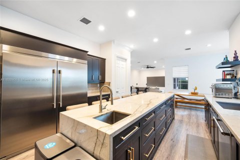 House in Miami, Florida 4 bedrooms, 398.83 sq.m. № 1817105 - photo 24