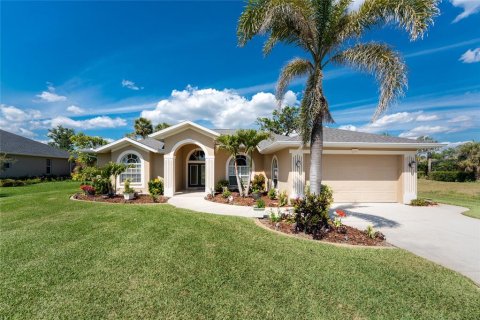 House in Rotonda, Florida 3 bedrooms, 210.98 sq.m. № 1609913 - photo 1
