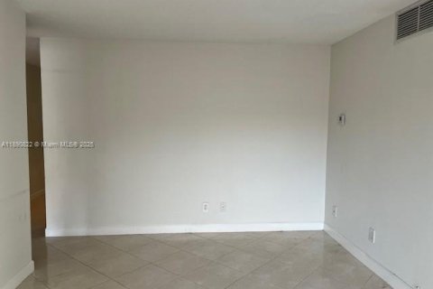 Condo in Oakland Park, Florida, 3 bedrooms  № 1944333 - photo 10