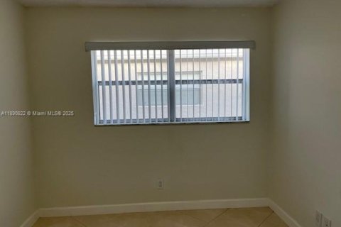 Condo in Oakland Park, Florida, 3 bedrooms  № 1944333 - photo 18