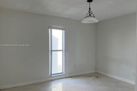 Condo in Oakland Park, Florida, 3 bedrooms  № 1944333 - photo 13