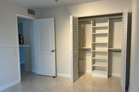 Condo in Oakland Park, Florida, 3 bedrooms  № 1944333 - photo 21
