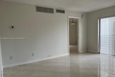 Condo in Oakland Park, Florida, 3 bedrooms  № 1944333 - photo 9