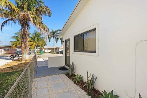 Commercial property in Miami, Florida 165.46 sq.m. № 1714729 - photo 8
