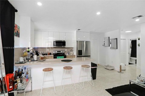 Commercial property in Miami, Florida 165.46 sq.m. № 1714729 - photo 12