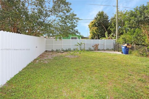 Commercial property in Miami, Florida 165.46 sq.m. № 1714729 - photo 6