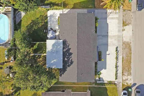 Commercial property in Miami, Florida 165.46 sq.m. № 1714729 - photo 4