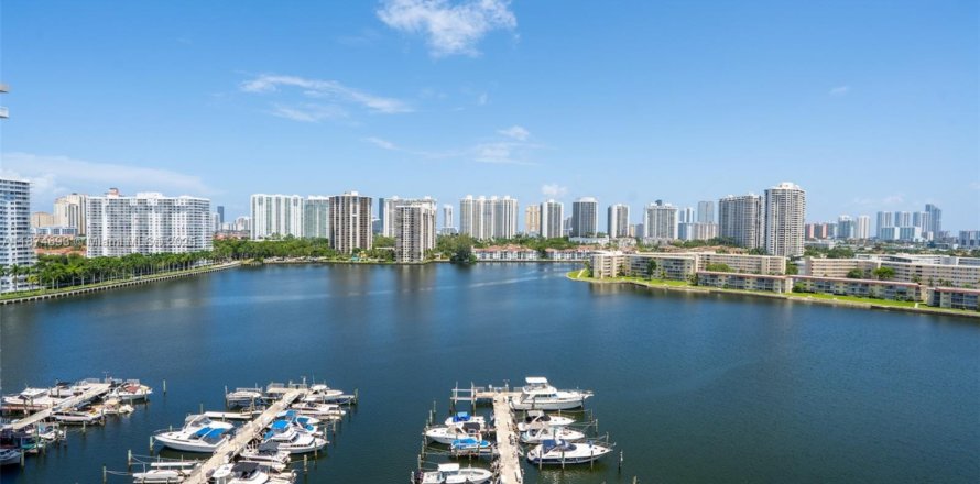 Кондоминиум с 2 спальнями в Авентура, Флорида № 1980180