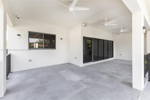 House in Biscayne Park, Florida 4 bedrooms, 163.69 sq.m. № 1841121 - photo 6
