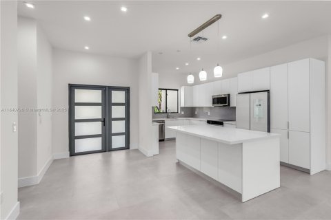 House in Biscayne Park, Florida 4 bedrooms, 163.69 sq.m. № 1841121 - photo 25