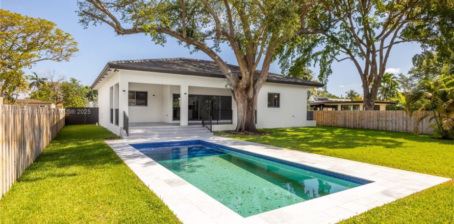 House in Biscayne Park, Florida 4 bedrooms, 163.69 sq.m. № 1841121