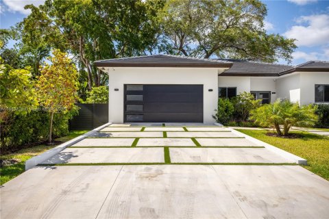 House in Biscayne Park, Florida 4 bedrooms, 163.69 sq.m. № 1841121 - photo 13
