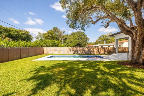 House in Biscayne Park, Florida 4 bedrooms, 163.69 sq.m. № 1841121 - photo 9