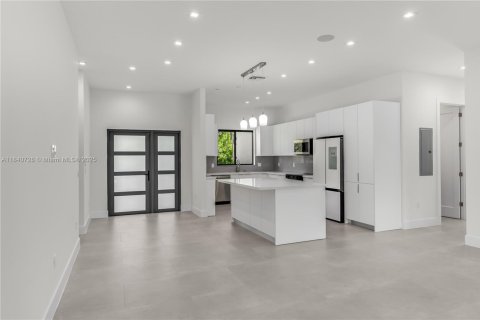 House in Biscayne Park, Florida 4 bedrooms, 163.69 sq.m. № 1841121 - photo 23
