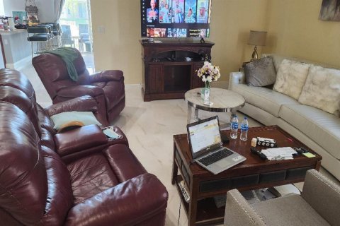 Villa ou maison à vendre à Port St. Lucie, Floride: 4 chambres, 235.41 m2 № 2270388 - photo 4