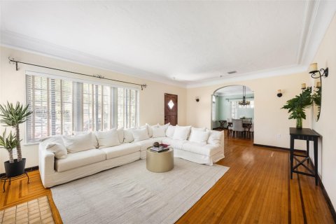 House in Miami, Florida 5 bedrooms, 319.96 sq.m. № 1742039 - photo 6