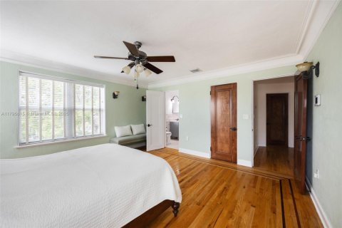 House in Miami, Florida 5 bedrooms, 319.96 sq.m. № 1742039 - photo 22