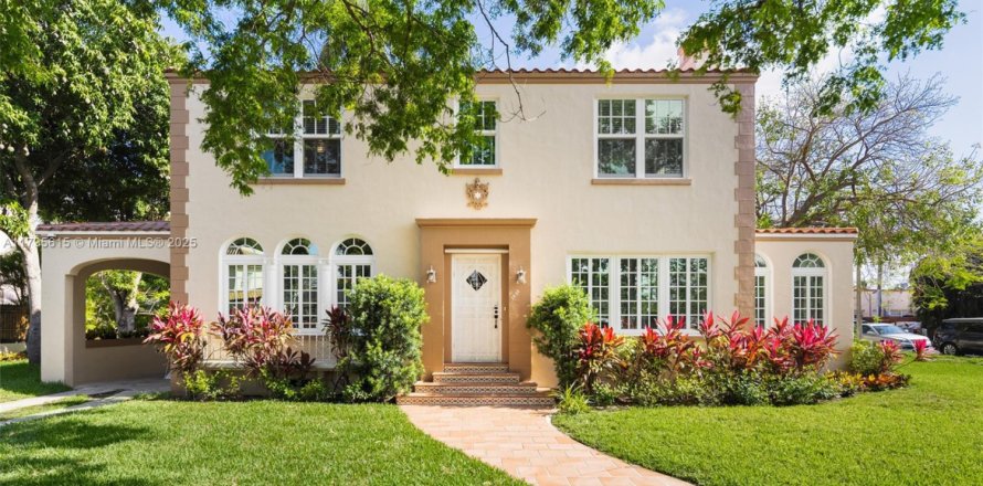House in Miami, Florida 5 bedrooms, 319.96 sq.m. № 1742039